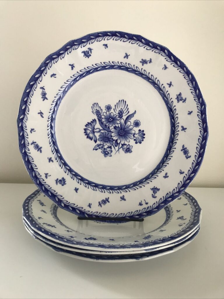 Read more about the article Set of 4 Vtg. Arabia Finn Flowers Dinner Plates  10.25” Blue White Floral. EUC