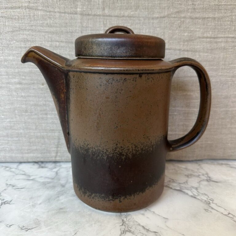 Read more about the article Vtg Arabia Finland Ruska Stoneware Coffee Pot and Lid MCM By Ulla Procope 7.5” H