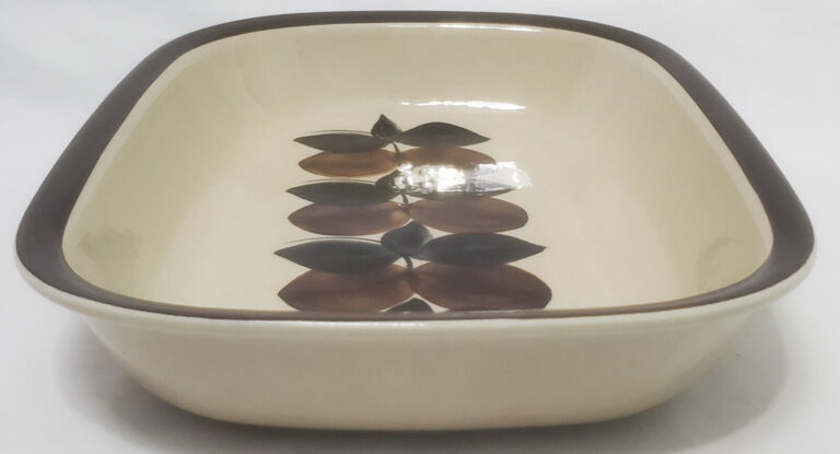 Read more about the article Vintage Arabia Finland Ruija Troubadour 9 in X 12 in Baking / Serving Dish