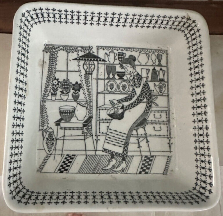 Read more about the article Vintage ARABIA of Finland Emilia Dish by Raija Uosikkinen          5 3/8″ Square