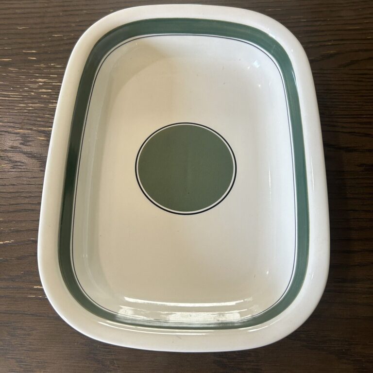 Read more about the article vintage arabia finland Kirsikka pottery Casserole Green White Retro 7” X 11”