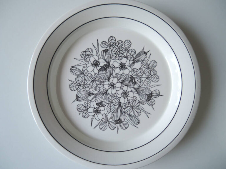 Read more about the article Crocus 26Cm Plate Platter Arabia Esteri Tomula Krokus