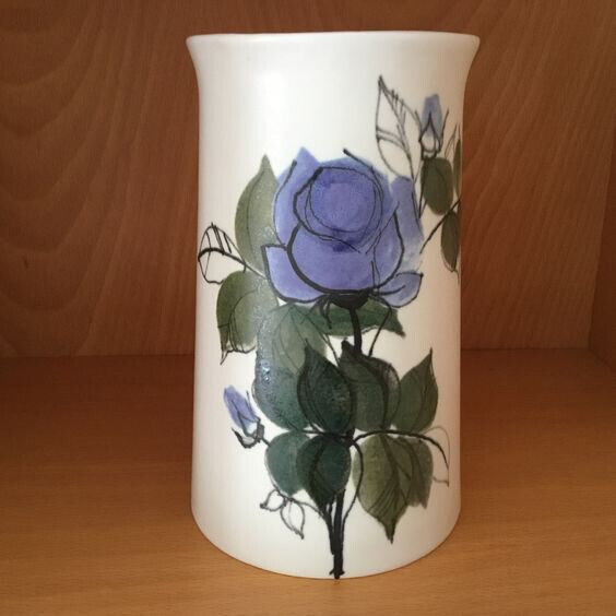 Read more about the article FINNISH MODERN ARABIA WHITE VASE HANDPAINTED BLUE ROSE HILKKA LIISA AHOLA 60’S