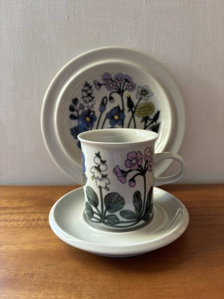 Read more about the article Arabia Flora Coffee Cup Saucer/Cake Plate Trio Set