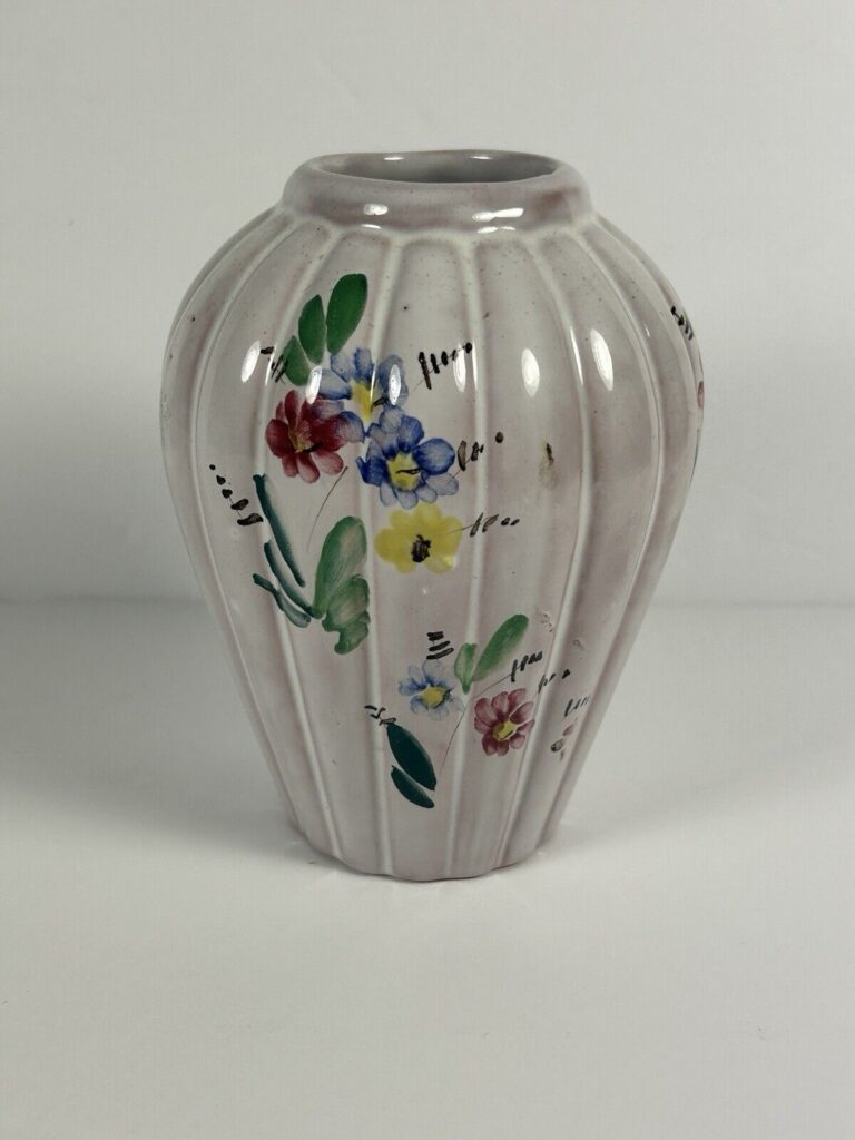 Read more about the article ARABIA POTTERY of Finland Ribbed VASE with Handpainted Flowers by Kurt Ekholm