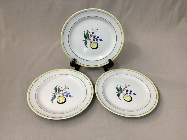 Read more about the article Vintage Arabia of Finland Windflower Salad Dessert Plate Set Of 3 7 5/8″