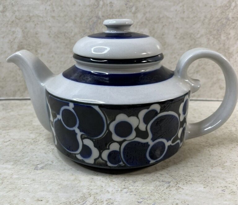 Read more about the article Vintage Arabia Finland Saara Tea Pot With Lid