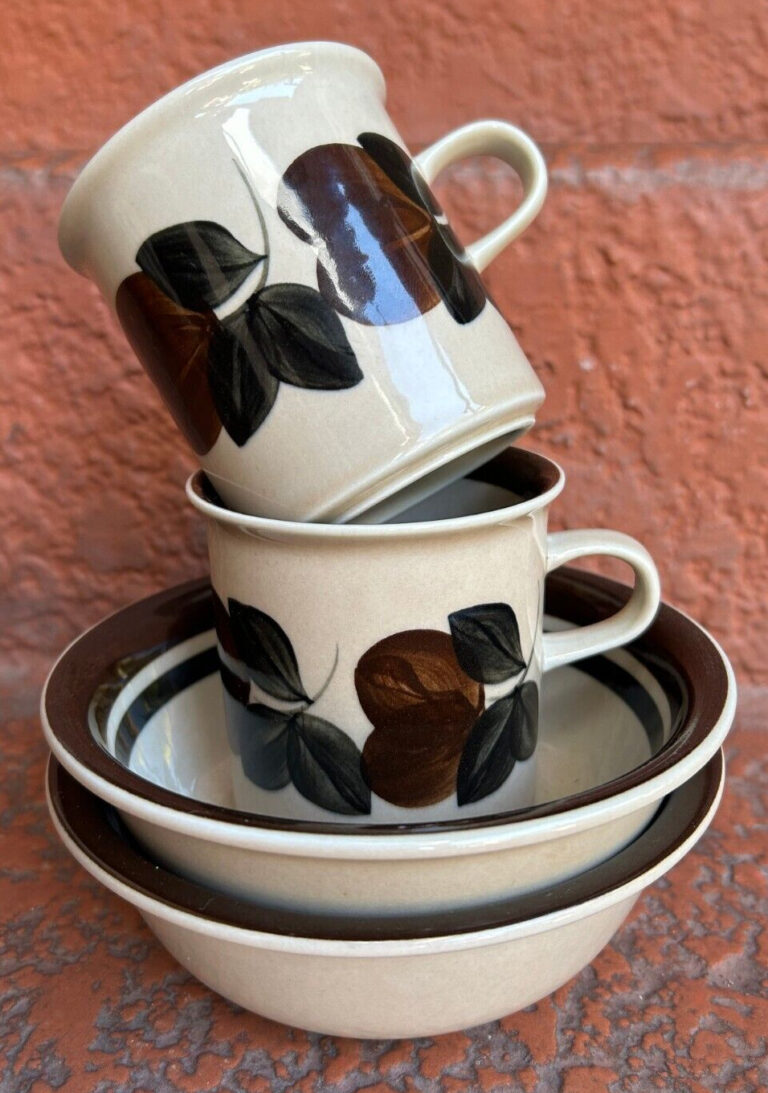 Read more about the article finland 4-PIECE SET ARABIA RUIJA TROUBADOUR 2 COFFEE MUGS + 2 BOWLS vintage