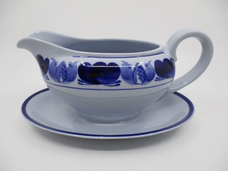 Read more about the article ARABIA OF FINLAND BLUE LAUREL GRAVY BOAT -1203G