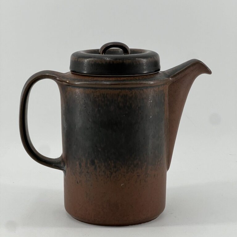 Read more about the article Ruska MCM By Ulla Procope Stoneware Coffee Pot and Lid Arabia Finland7 1/2” Tall