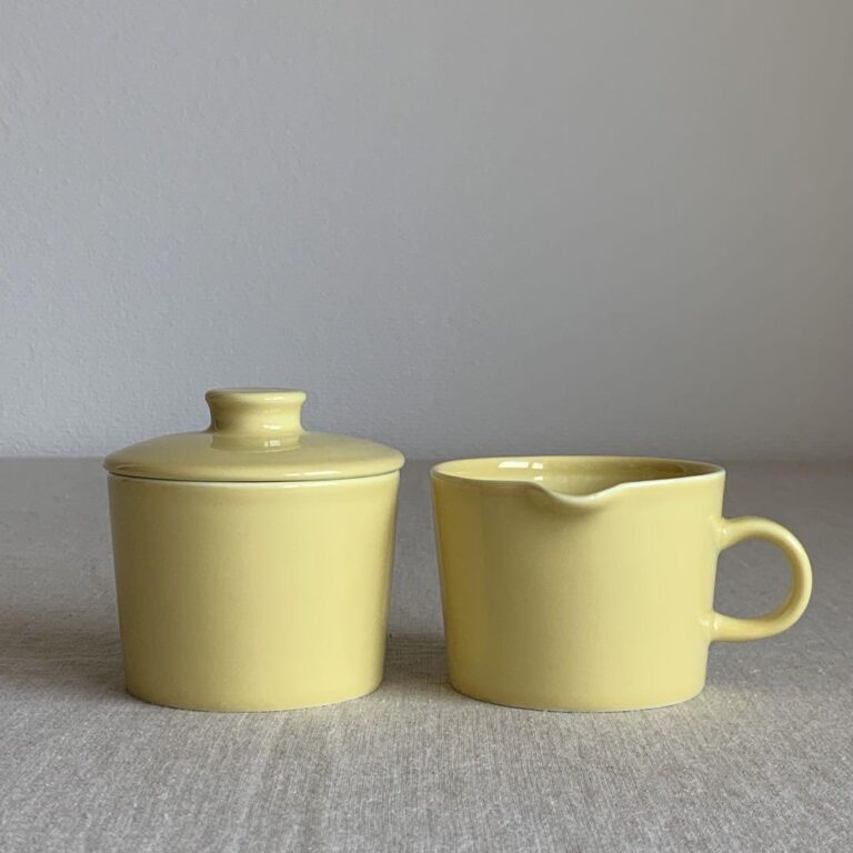 Read more about the article Arabia Vintage Crown Teema Creamer Sugar Bowl Yellow