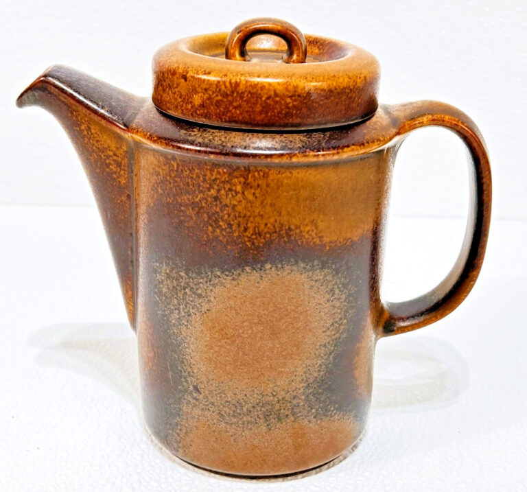 Read more about the article Arabia RUSKA Ulla Procope Coffee Pot Finland 1960s MCM Vintage C8 C4