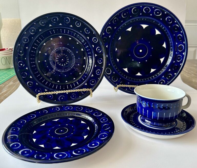 Read more about the article Vintage Blue Valencia by Arabia of Finland  5 Piece Place setting  Ulla Procope