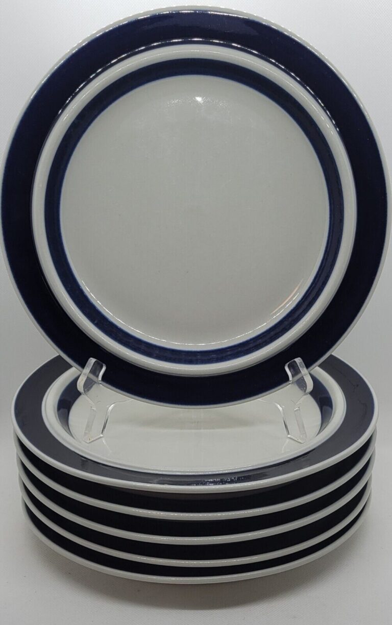 Read more about the article Set of 6 Arabia “Anemone” Blue 10 1/8″ Dinner Plates  Finland