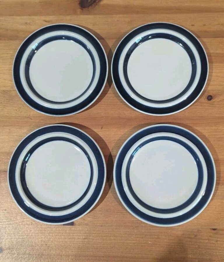 Read more about the article Set of 4 Arabia Finland BLUE ANEMONE 8″ Salad/Dessert Plates Hand Painted Bands