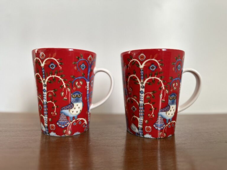 Read more about the article Iittala Red Coffee 2 Mugs Blue Owls Peacock Arabia Finland Taika Big Christmas