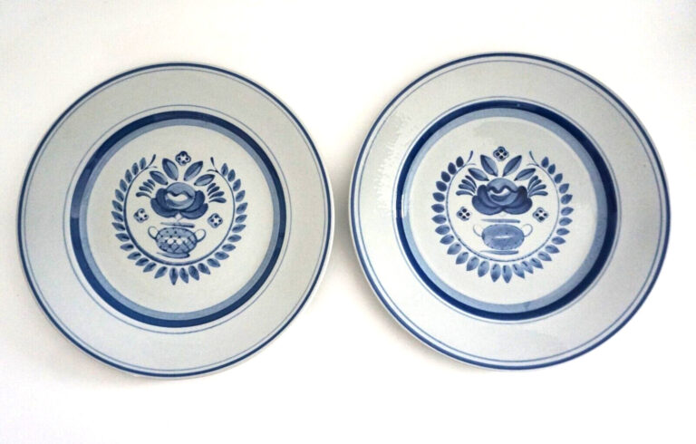 Read more about the article Arabia Finland Blue Rose Dinner Plate Flower 10 1/8″ Hand Painted Set of 2