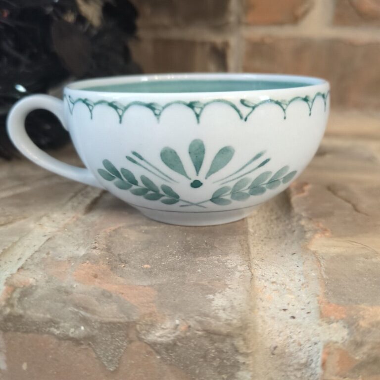 Read more about the article Hand painted Vintage Green Thistle Arabia Of Finland Tea Cup