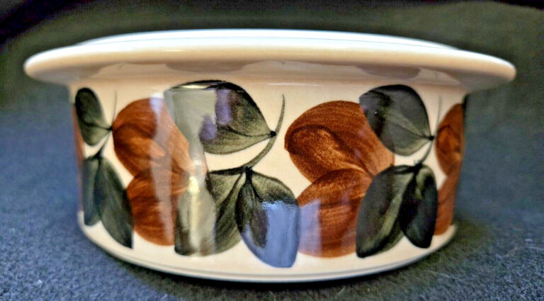 Read more about the article Arabia Finland Ruija Troubadour 7.25″ Vegetable Bowl Serving Dish – EUC