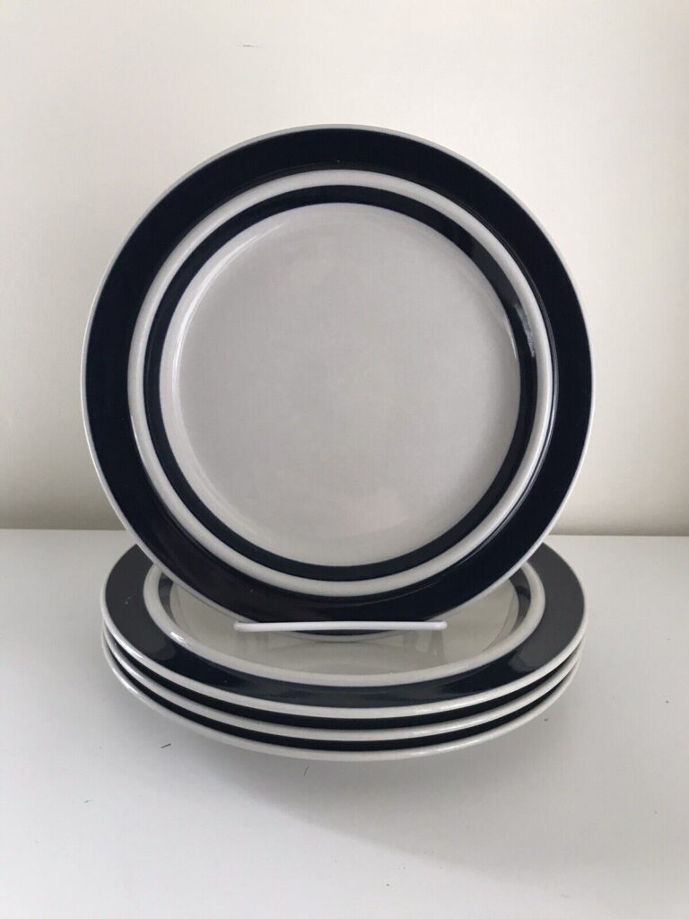 Read more about the article Set of 4 Arabia Finland Anemone Blue Dinner Plates 10 1/8 Inch REPLACEMENTS