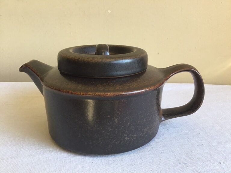 Read more about the article Vtg Arabia Finland Ruska Brown Ceramic Stoneware Pottery Infuser Lidded Teapot