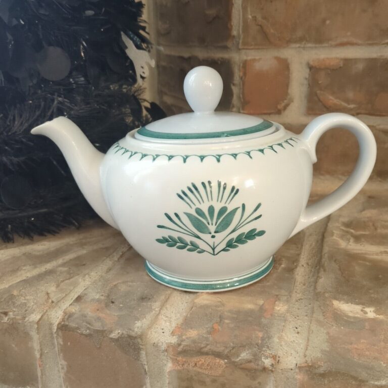 Read more about the article Hand painted Arabia Teapot And Lid Green Thistle Green Thistle Tiny Chip