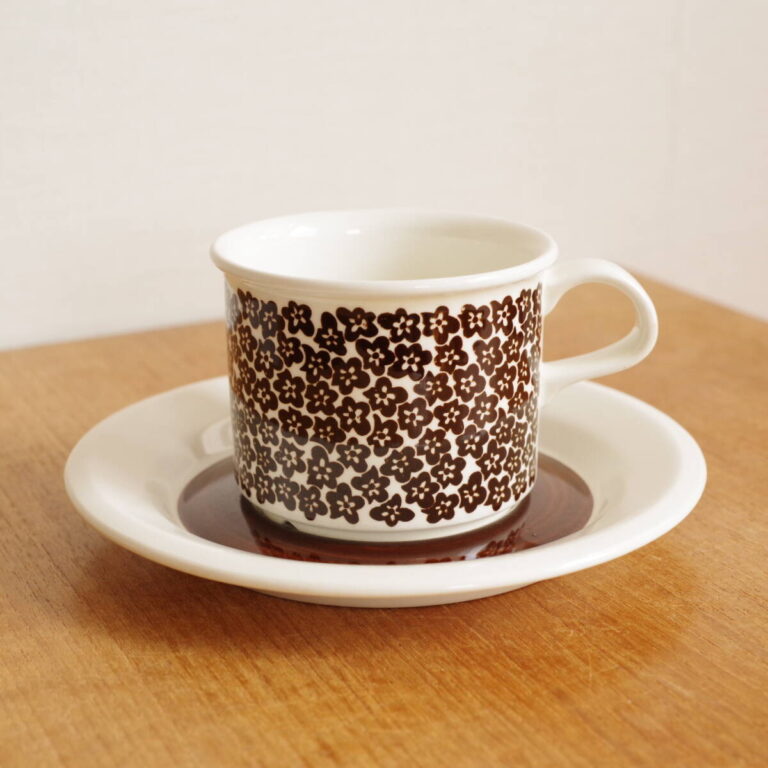 Read more about the article Vintage Arabia Faenza Brown Coffee Cup Saucer