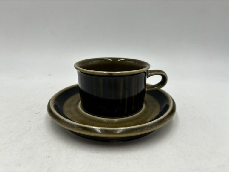 Read more about the article Arabia Finland KOSMOS Squat Tea Cup and Saucer Gunvor Olin Gronqvist