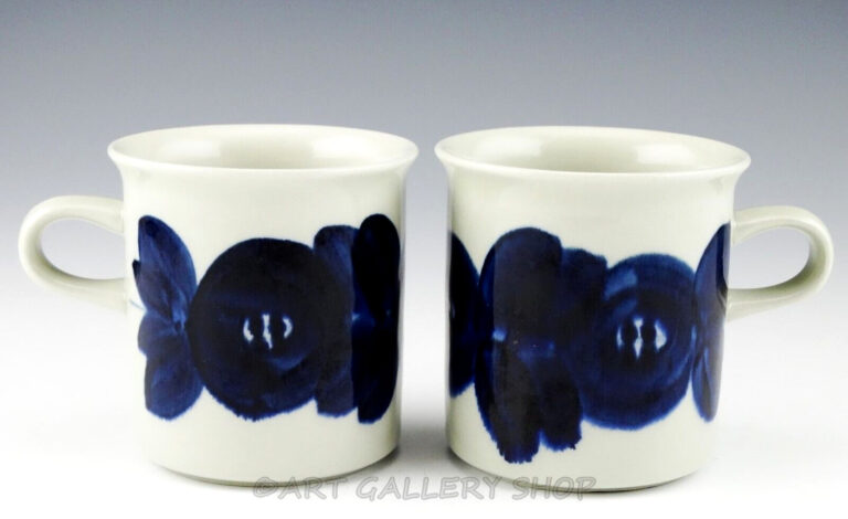 Read more about the article Vintage Arabia Finland ANEMONE BLUE ULLA PROCOPE COFFEE TEA MUGS CUPS Set of 2