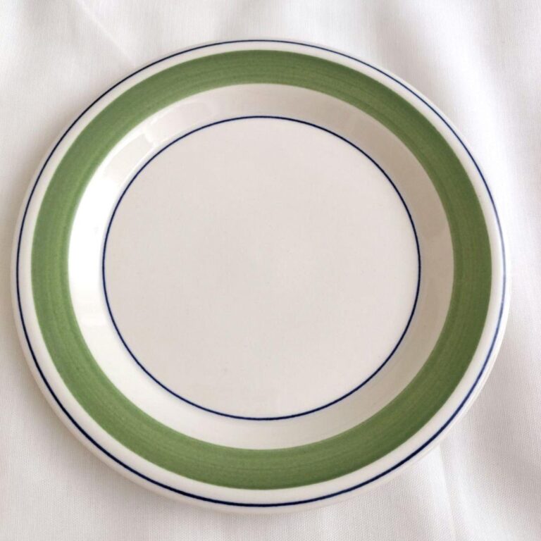 Read more about the article Arabia Crocus Green Vintage Plate 17cm