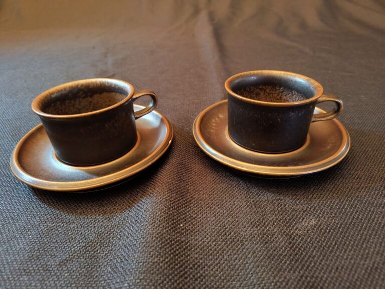 Read more about the article Arabia Finland RUSKA Set 2 Tiny Espresso Demitasse Cups and Saucers