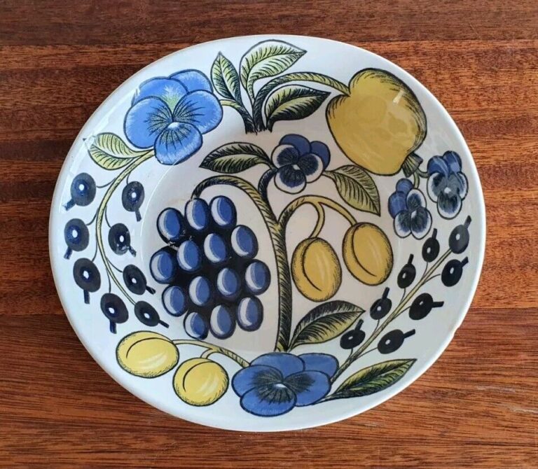 Read more about the article Vintage Arabia Finland Paratiisi Bowl