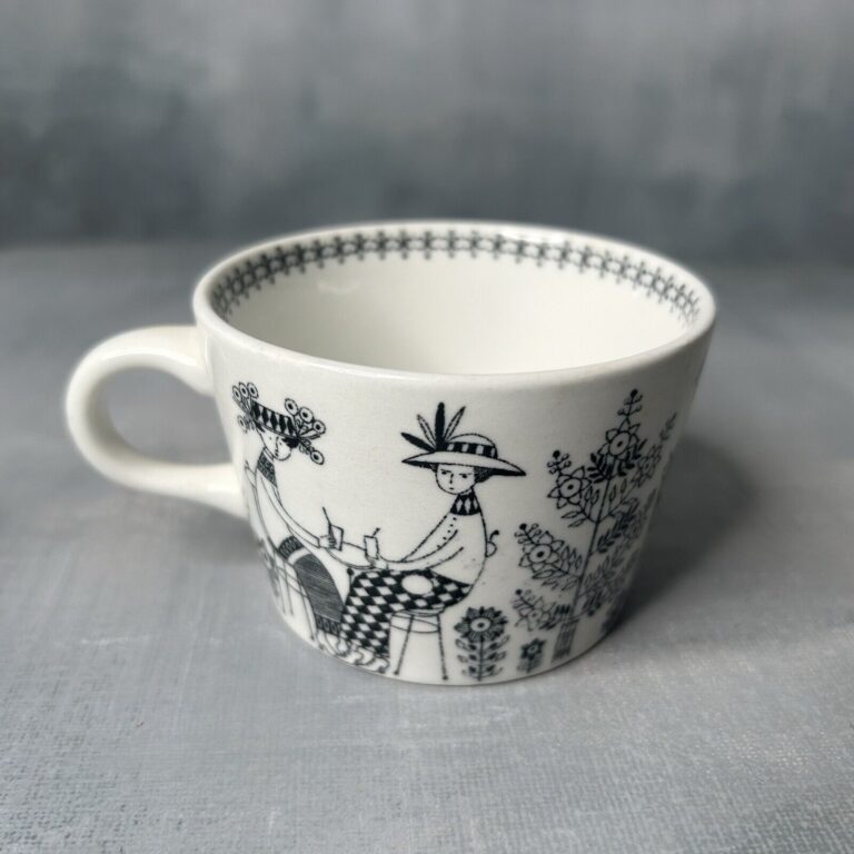 Read more about the article Vintage Arabia Finland Emilia Flat Cup Mug Raija Uosikkinen Illustration