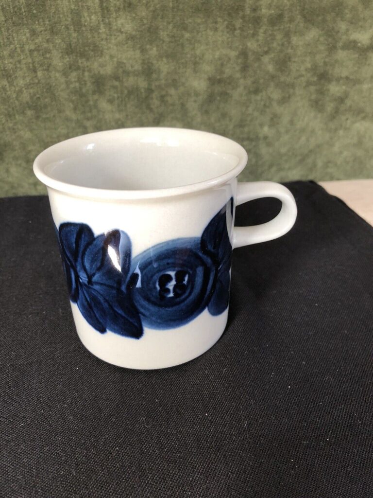 Read more about the article Vintage Arabia Finland MCM Cobalt Blue Anemone Flower Signed Coffee Tea Cup Mug