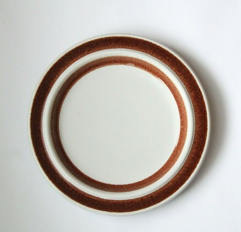 Read more about the article Vintage Mid Century Arabia of Finland Rosmarin Brown Bread Plate 6 3/8″