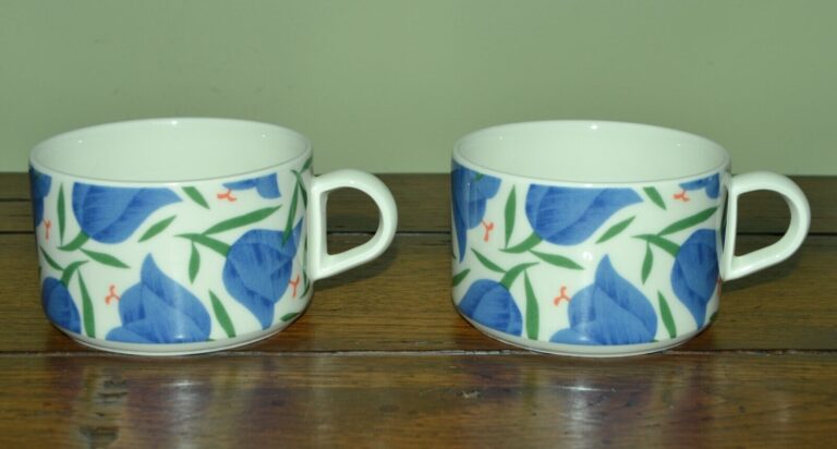 Read more about the article (2) ARABIA OF FINLAND MOREENI BALLADI BLUE TULIP FLAT CUPS EXC