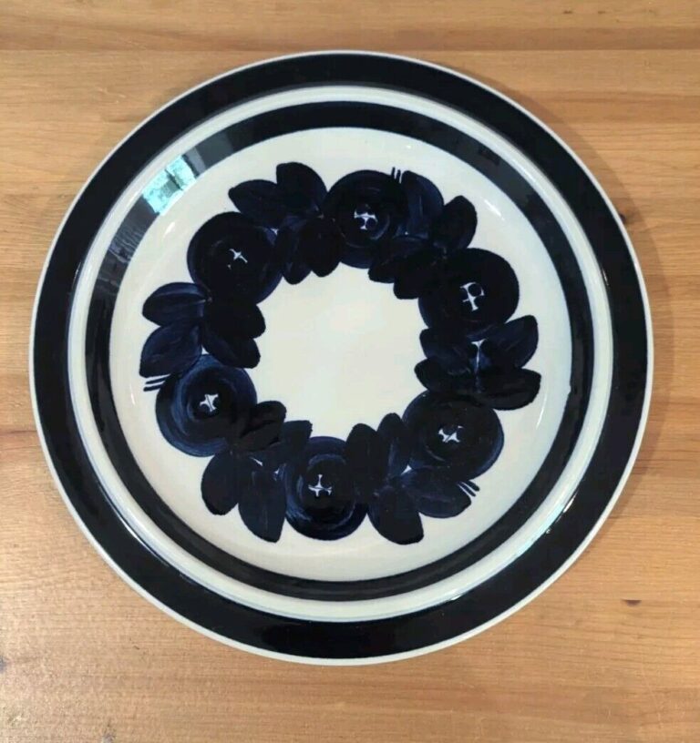 Read more about the article Vintage Arabia Finland Anemone Hand Painted Blue White Chop Plate Platter 13″