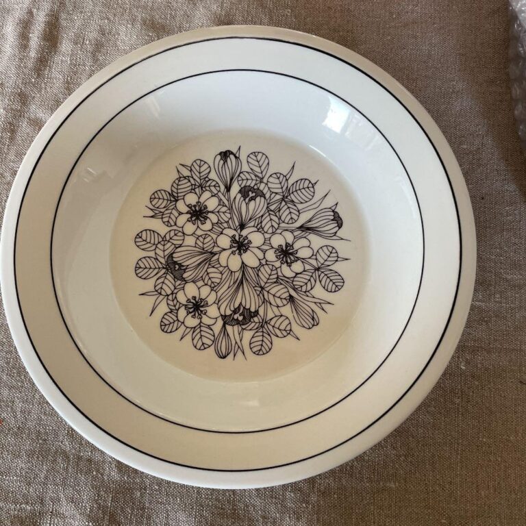 Read more about the article Arabia Krokus Vintage Deep Plate