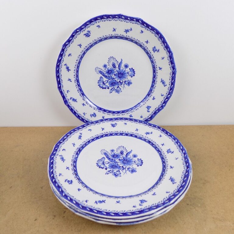 Read more about the article 4 Arabia of Finland Finn Flower 10.25″ Dinner Plates VGC Blue and White Porcelain