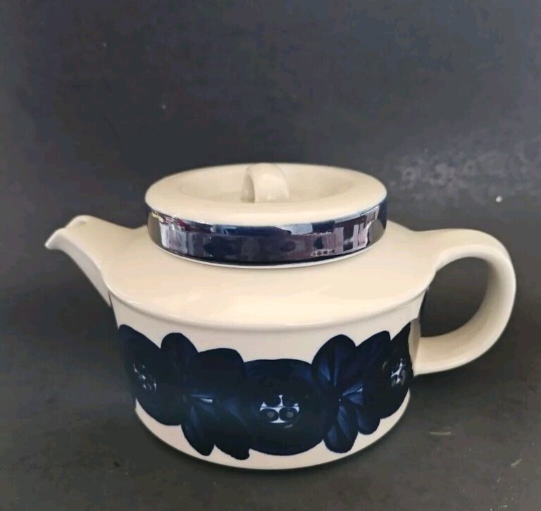 Read more about the article Mid Century Modern Arabia/Finland ANEMONE Teapot with strainer/infuser 55