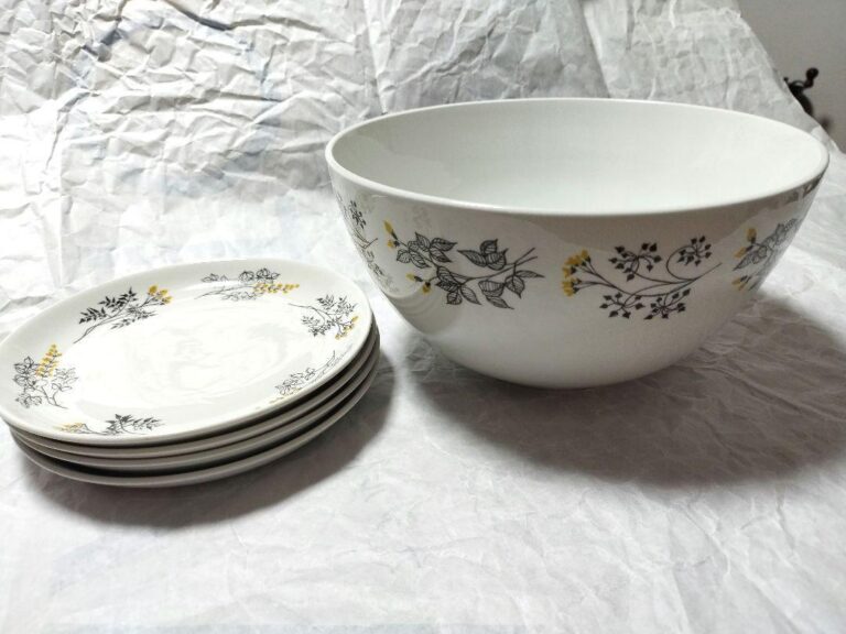 Read more about the article Arabia Hilkka 4 17cm Plates  22cm Bowl  5 Items Set