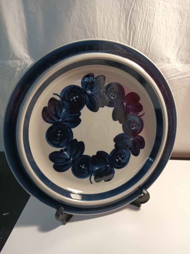 Read more about the article Vintage Arabia Finland Anemone Blue Floral Chop Plate Round Platter AWESOME 13″