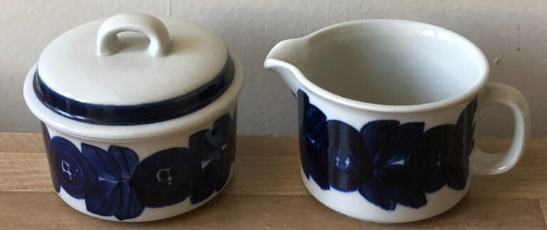 Read more about the article Arabia Finland Anemone Blue Creamer and Lidded Sugar Bowl