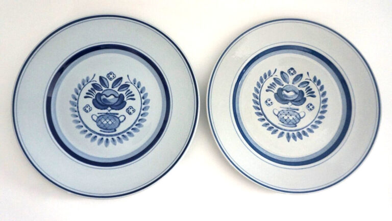 Read more about the article Arabia Finland Blue Rose Dinner Plate Flower 10 1/4″ Hand Painted Set of 2