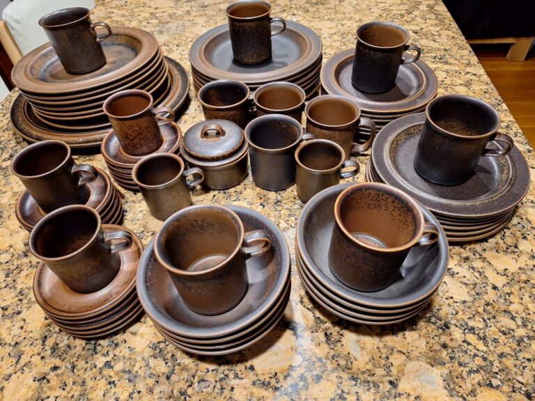 Read more about the article Arabia of Finland RUSKA Brown Pottery Set 67 Pieces Stoneware FREE SHIPPING