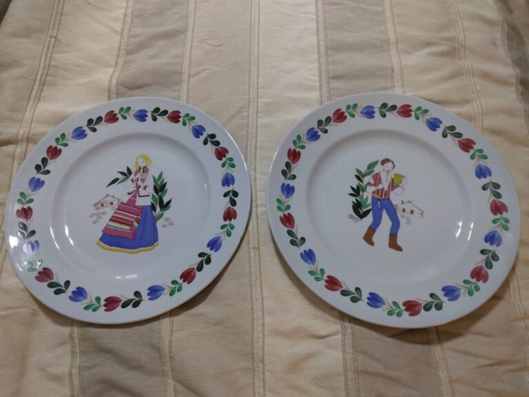 Read more about the article Vintage Pair Arabia Finland Folk Art Boy Girl Cabin Flower Blue Dinner Plates