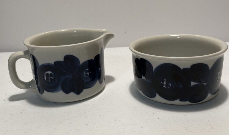 Read more about the article Arabia Finland Anemone Blue 8 Oz. Creamer And Sugar Bowl ~ No Lid Serveware