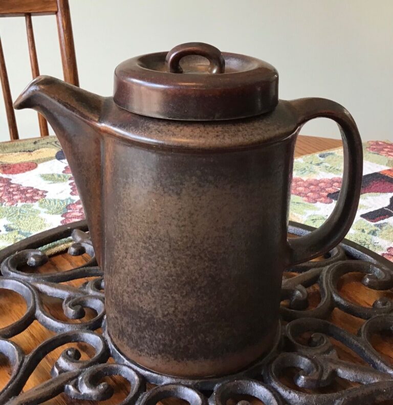 Read more about the article VINTAGE MID CENTURY MODERN ARABIA FINLAND RUSKA COFFEE POT WITH LID  1960’s