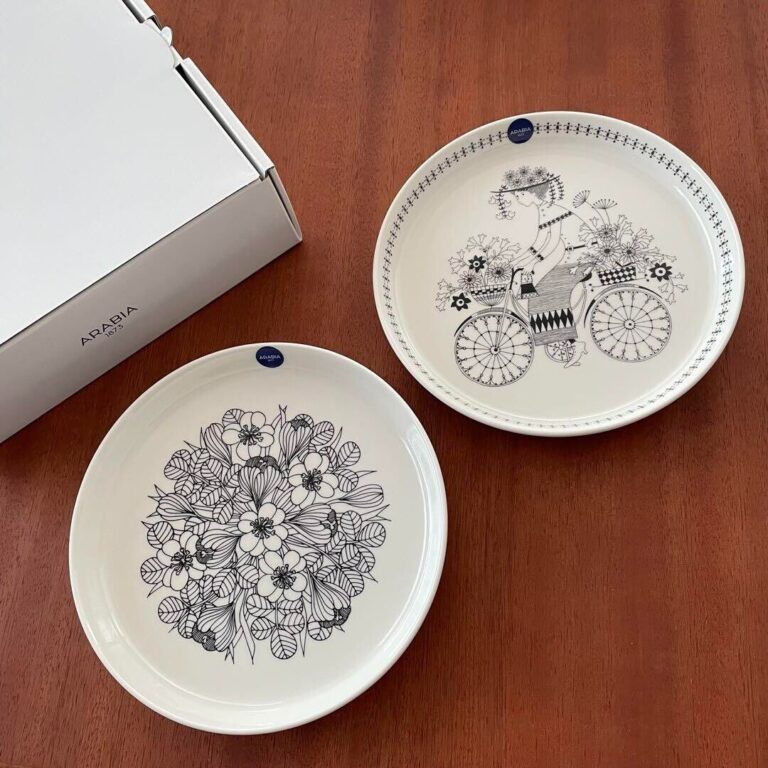 Read more about the article Iittala Arabia Krokus /Emilia Plate 19cm Pair Set