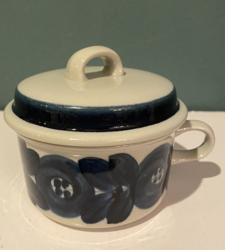 Read more about the article Arabia Anemone Blue Covered Sugar Bowl Lid Finland with Handle